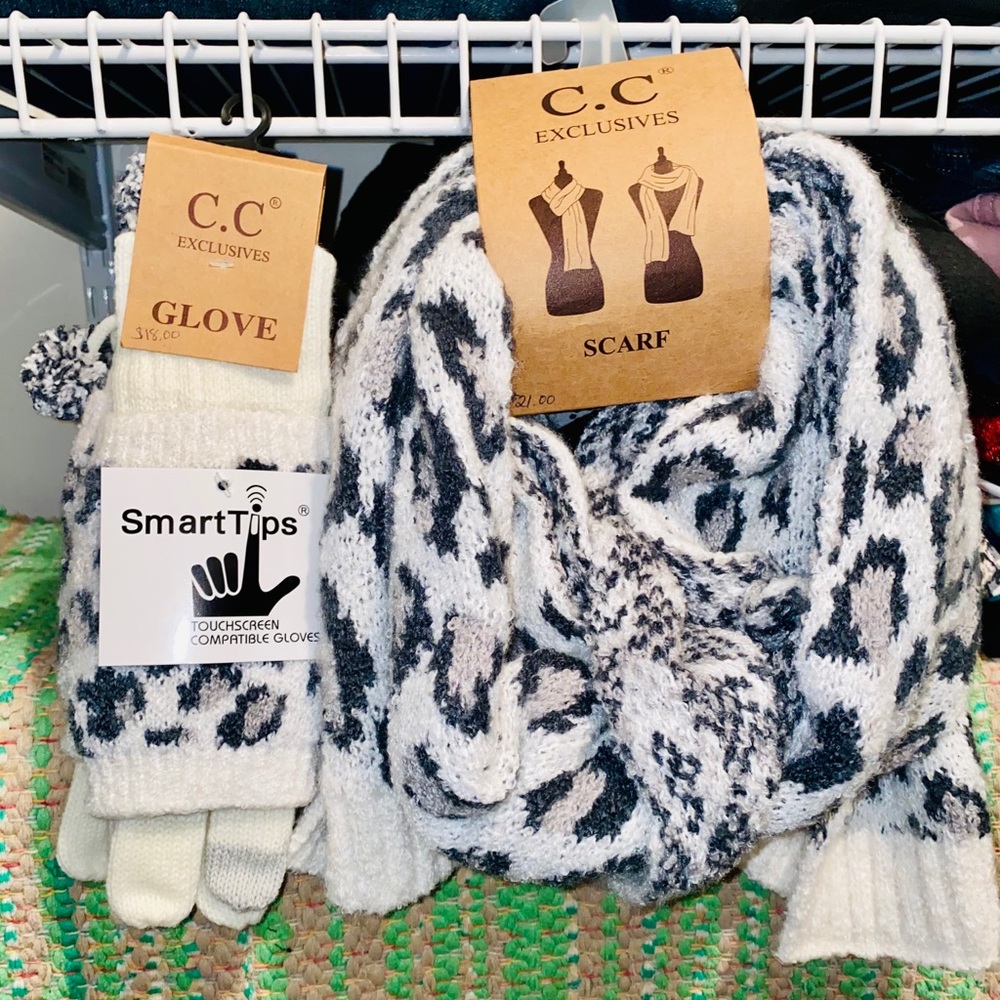 CC Exclusive gloves and scarf